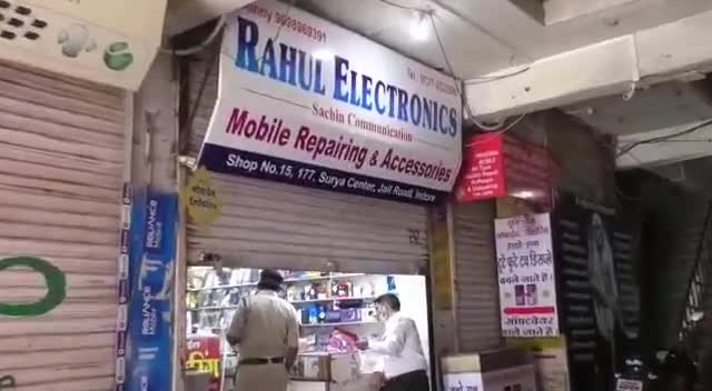 दिनांक 3 जून को दोपहर करीब 2 बजे #अपर कलेक्टर #अभय बेडेकर की सरकारी गाड़ी जेल रोड़ पहुंची, यहां मोबाइल दुकान खुलवाई