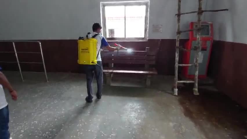 सिसवा रेलवे-स्टेशन, दुकानो, धार्मिक स्थलों पर sanitizer कराया गया!

#सेवा_सत्याग्रह 
#विधानसभा_सिसवाॅ