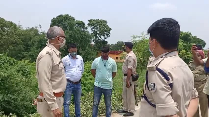 गोपालपुर: डीमहा काली मंदिर के समीप निजी बैंक कर्मी से हुई लूट के मामले की जांच करने मौके पर पहुंचे एसपी #क्राइम_न्यूज़