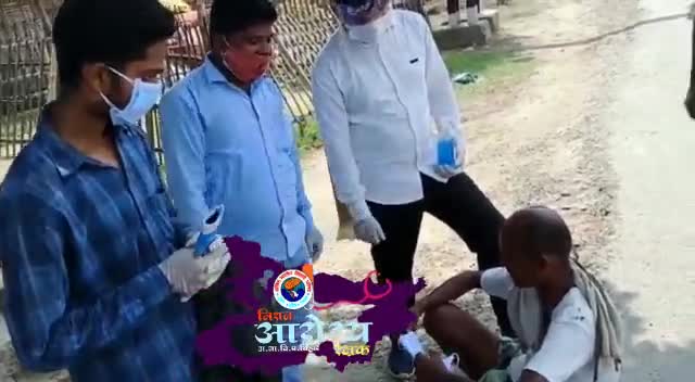 अभाविप गोपालगंज इकाई द्वारा #MissionAarogyaRakshak अभियान के तीसरे दिन अलग-अलग गांव में लोगों का किया थर्मल स्क्रीनिंग।