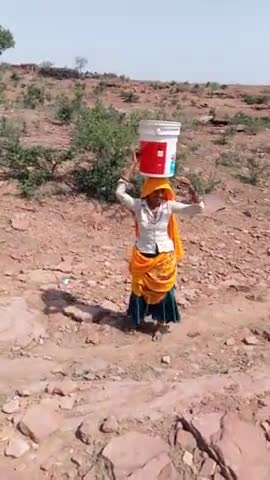 सपोटरा विधानसभा क्षेत्र में #डांग_क्षेत्र पानी के लिए तरस रहे हैं लोग ना कोई सविधान के लिए 3 3 किलोमीटर से लाते हैं पानी