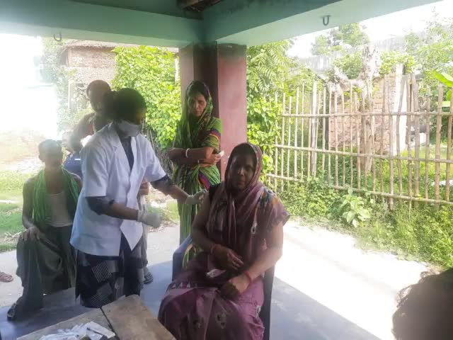 #समाजसेवी सह #वरिष्ठ छात्र #नेता #प्रभु #प्रिंस #महतो के सहयोग से आज अपने निवास स्थान कठेला पर कोरोना वैक्सीन का टीकाकरण