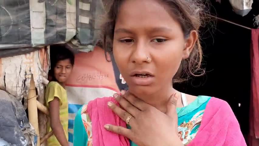 #आगरा के चार  #अनाथ बच्चे चार दिन से भूखे हैं,  ना    
 
#ना_राशन_कार्ड_
#ना_गैस_कनेक्शन 
#ना_रहने_को_घर