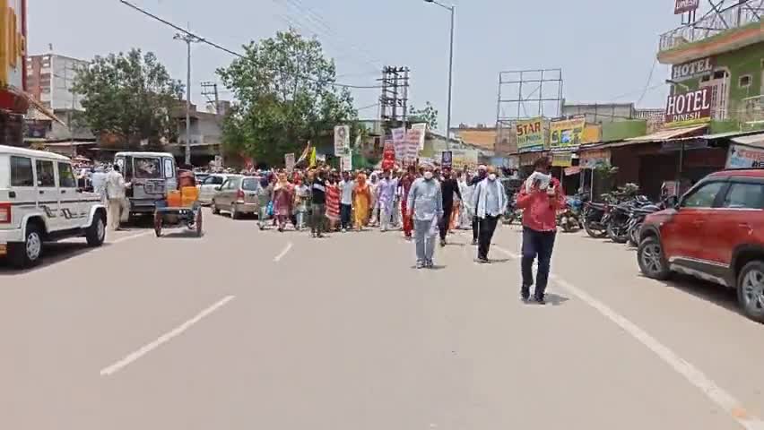 किसानों ने जींद के बीजेपी विधायक कृष्ण मिढ़ा के आवास के सामने फूंकी कृषि के काले कानूनों की प्रतियां। #jindbreakingnews