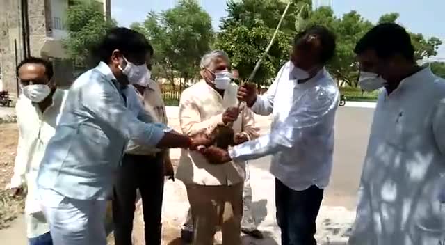 नवलगढ़: पर्यावरण दिवस की पूर्व संध्या पर लगाया पौधा
झुंझुनूं.
 नवलगढ़ प्रधान दिनेश #jhunjhunu #nawalgardh #newsnt24 #news1122