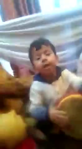 कश्मीरी गीत गाते इस बच्चे का वीडियो आपके चेहरे पर मुस्कान ले आयेगा 
#Kashmiri #Awdorable #cute #Adorable #childartist#