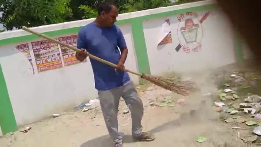 फूलपुर: #फूलपुर के अंतर्गत ग्राम सभा #समसपुर में कोविड-19 देखते हुए साफ सफाई हुई थी तेजी पर