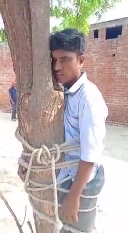 अरवल: एक गांव में गेहूं चोरी के शक में गांव वालों ने इस युवक को पेड़ से बांध कर पीटा।#coronalockdown
