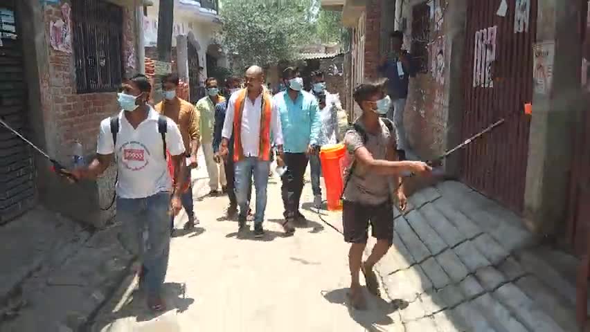 विधानसभा मलीहाबाद के ग्राम पंचायत रसुलपुर में माननीय संसद कौशलकिशोर जी के पुत्र विकासकिशोर गांव में जाकर sanitize #कराया