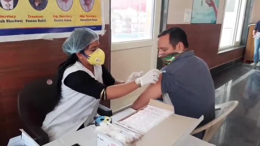 योगा फेडरेशन ने लगाया वैक्सीनशन कैंप, 18-44 साल के युवाओं में दिखा जोश
#coronavaccinestart #vaccin_for_youth