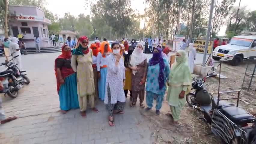 #सरकारी अस्पताल #चरखी दादरी  में #न्याय की गुहार लगाती हुई महिलाएं