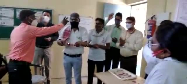 #शिक्षक #वैक्सिनेशन शिविर ﻿करेली में समापन पर आरती पुष्पवर्षा और तालियों से किया गया कोरोना योद्धाओं का सम्मान