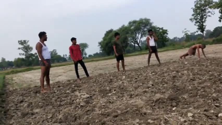 फूलपुर: फूलपुर #समसपुर अपनी सेहत को फिट रखने के लिए मॉर्निंग में खेला जा रहा कबड्डी मैच