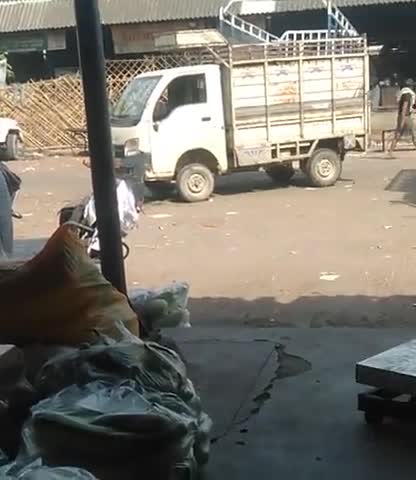 कानपुर: chakarpur mandi me nii ho rhaa niymo kaa paaln ..
bina mask aur social distancing ke ghoom rhe log #publicnewstv