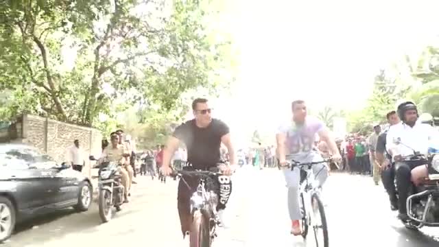 #WorldBicycleDay : Let #SalmanKhan show you how to cycle and stay fit