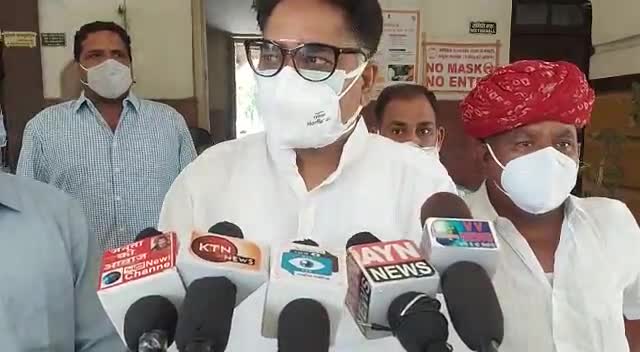 अजमेर: B J P पुष्कर #विधायक #सुरेश सिंह रावत के नेतृत्व में किसान मोर्चा ने बिजली बिल माफ करने के लिए कलेक्टर को सौंपा ज्ञापन@