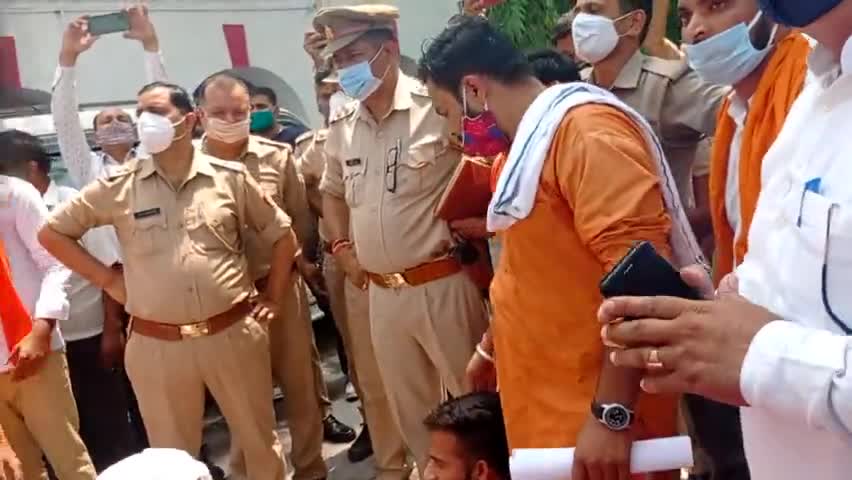 सहारनपुर के बेहट में बढ़ा हैण्डपम्प विवाद बजरंगदल  ने कोतवाली पहुँचकर दिया धरना हनुमान चालीसा का भी किया पाठ #हरीश कौशिक