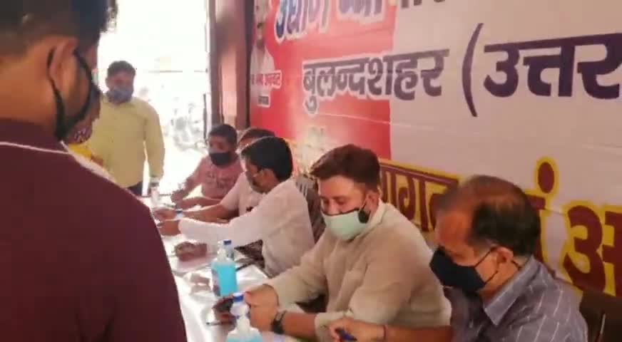 Bulandshahr Bulandshahr ब ल दशहर नगर क क र ट र ड पर चम ल द व स क ल म उद य ग व य प र म डल द व र क य गय क व ड व क स न शन श व र क आय जन Public App