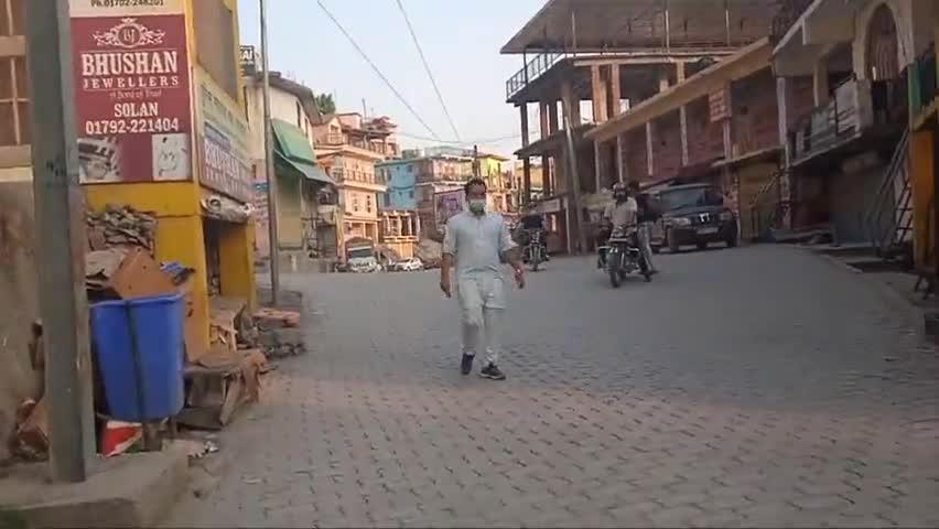 रेणुका: वाहन अधिनियम की अवहेलना तथा सार्वजनिक स्थान पर #मास्क न पहनने के लिए संगड़ाह पुलिस ने किया कुल 7 #चालान