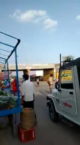 बाड़मेर की पुलिस सब्जीवाले से 50 रुपये लेती हुई कैमरे में कैद,धिक्कार हैं इस पुलिस को जो गरीब 
#oplive #barmer #jodhpur