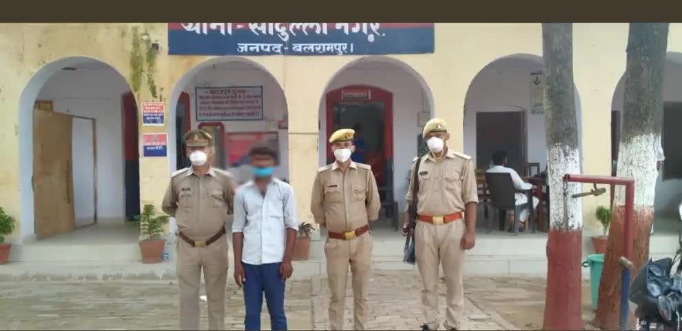 थाना सादुल्लाहनगर :-  सघन चेकिंग के दौरान 01 व्यक्ति को 20 लीटर अवैध कच्ची शराब के साथ गिरफ्तार किया गया 
#शुभम_तिवारी
