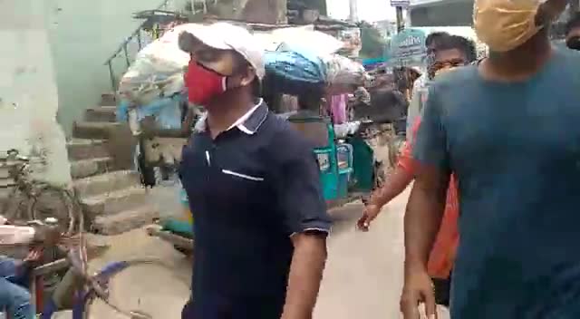मास्क चेक करने नगर निगम कार्यालय पहुँच गए एआईएसएफ कार्यकर्ता,बिना मास्क काम कर रहे कर्मियों को पहनाया मास्क।
 #Mask Must