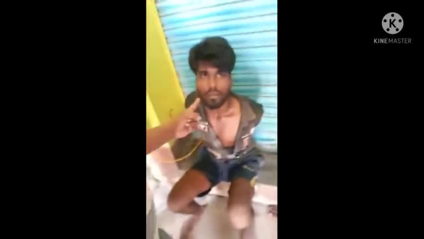 चौराहे पर साइकिल, गाड़ी चोर को बांध कर सिखाया सबक , ग्रामीण लोग मारपीट कर ।
#police_arrest 
#crimenews