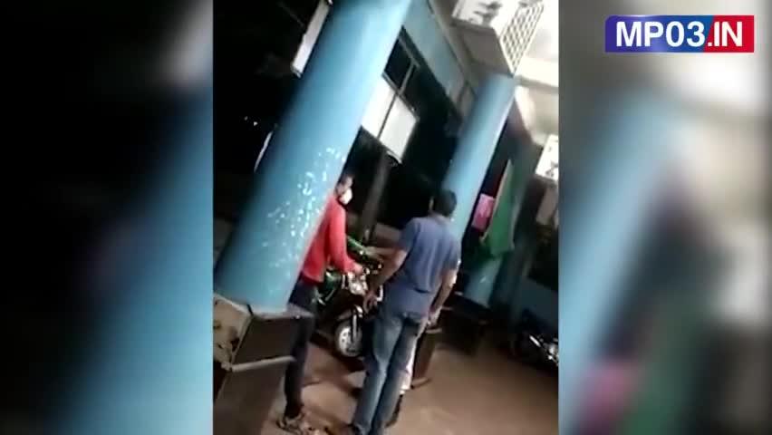 पुलिस को शराब जरूर मिलनी चाहिए नहीं तो इसी तरह शराब के लिए ग्राहकों पर लाठियां बरसती रहेंगे।
#Akshaykhandate