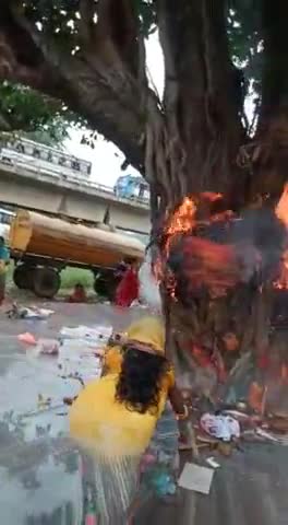 रामानुजगंज शिव मंदिर में #हो रहे वट सवित्री पुजन मे #वट वृक्ष में लगी भंयकर# आग पुजारी हैरान#
