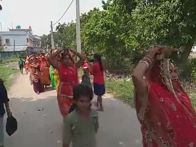 #माँ_गायत्री_मंदिर परिसर,जमालपुर #कुर्मी_टोला  में  #वट_सावित्री त्योहार पर सुहागिनों की उमड़ती रही भीड़ #Lockdown#unlock