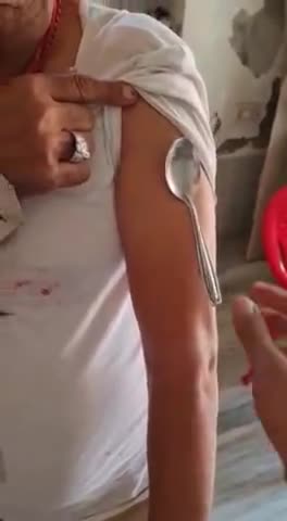 कोविड वैक्सीन लगाने के बाद स्टील का चमच्च शरीर के हर कोने में चिपक रहा है,ऐसा कैसा सम्भव है
आप भी बताइये हमे
#oplive