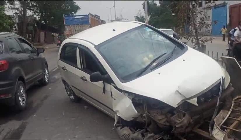 जगाधरी: buria chowk ke paas chalti car ka XL tuta#jagadhri#yamunanagarnews @