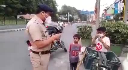 मासूम थे बच्चे, उत्तराखण्ड पुलिस के अफसर ने दोगुनी कमीत में खरीद लिए सारे भुट्टे #uttarakhandpolice #ukpolice #uk