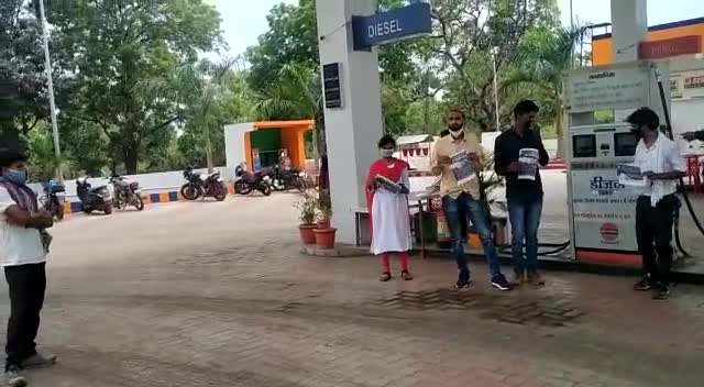 *#मरवाही*
केन्द्र सरकार के द्वारा लगातार पेट्रोल डीजल के दाम बढ़ाने पर युवा कांग्रेस की टीम द्वारा धरना प्रदर्सन किया गया