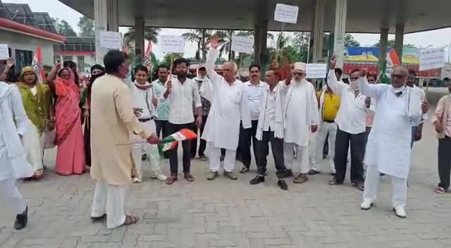 ऊंचाहार: #bjplootingindia बढतें पेट्रोल डीजल के खिलाफ धरना प्रदर्शन