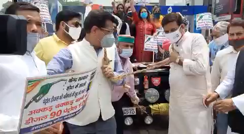 उत्तराखंड प्रदेश #कांग्रेस अध्यक्ष श्री प्रीतम सिंह जी ने पेट्रोल डीजल के दामों में वृद्धि के विरोध में गाड़ी को रस्से से खींचकर भाजपा सरकार के खिलाफ विरोध प्रदर्शन किया।
#विकास_नेगी #VikasNegi