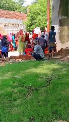 Bakshi ka talab lucknow Bhauli  
 न ही मास्क है किसी के मुंह पे ना और न ही सेनिटाइजर की व्यवस्था#lucknowstory #lucknow_#