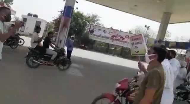 मोदी सरकार, महंगाई का प्रहार।

मोदी सरकार द्वारा पेट्रोल डीज़ल की कीमतों में अप्रत्याशित बढ़ोतरी के खिलाफ़ #बहल प्रदर्शन