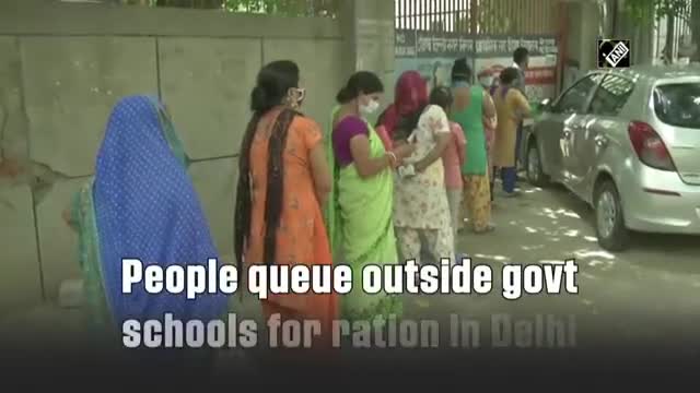 दिल्ली सरकारी स्कूलों के बाहर लगी राशन लेने के लिए कतारे !  #Delhi #Haryana #Haryana_Kesari_News
