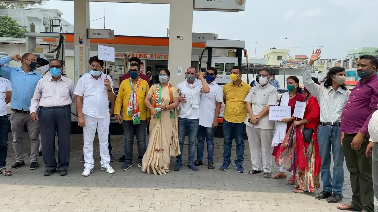 11.06.2021
आये दिन बड़ते पेट्रोल ⛽️ डीज़ल के दामों में बडो़तरी को लेकर आज युवा कांग्रेस व कांग्रेस द्वारा हल्द्वानी शहर के पेट्रोल पंपों में विरोध कर प्रदर्शन किया !
#pradeepnegi