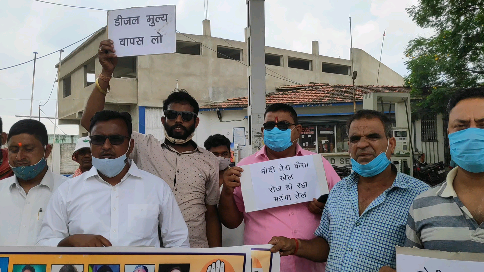 पेट्रोलियम मूल्यों मे कर बढ़ोतरी केंद्र सरकार #कोरोना_महामारी मे भी देश को लूटने का कोई अवसर नहीं छोड रही है :- #सईद_नसीम