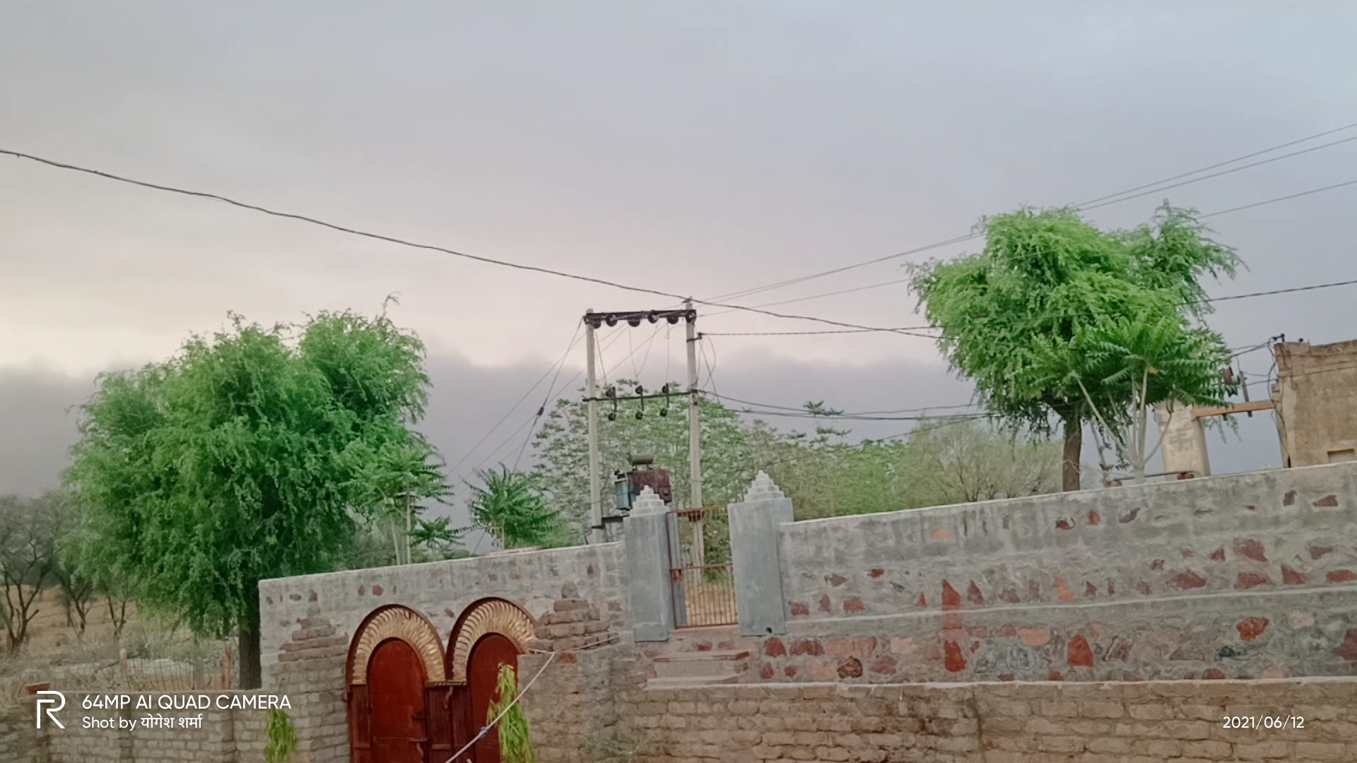 चूरू: रामसरा गाव में पिछले दो दिन में पड़ी भीषण गर्मी के बाद बरसाती मानसून आने की चेतावनी जारी #चुरु # रामसरा #योगेश।