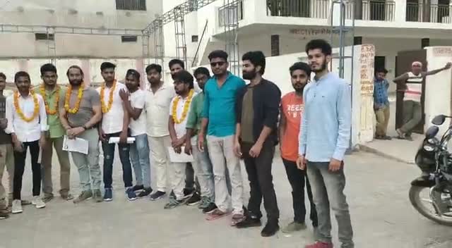 भाईचारा एकता समिति ने अभिषेक शर्मा को बनाया एटा जिला अध्यक्ष 


#Chaudhary group etah