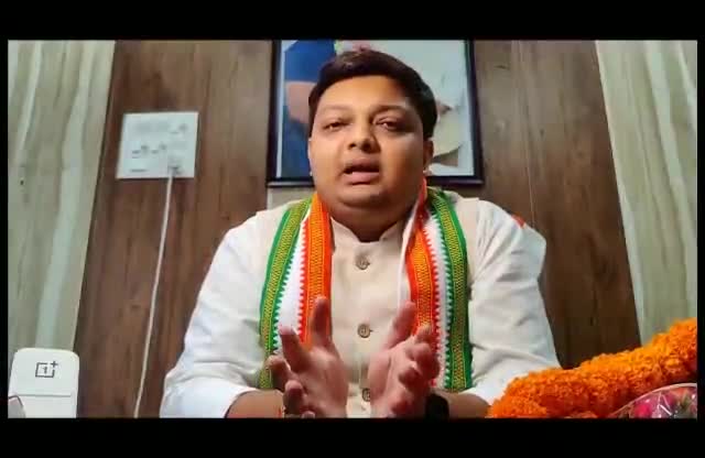 एक तरफ लोगों के पास चिता जलाने के लिए लकड़ी नहीं है और दूसरी तरफ प्रधानमंत्री #CentralVista को बनाने में लगे हुए है।