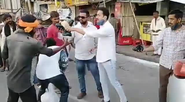 #सेवा_सत्याग्रह  प्रियंका गांधी जी के निर्देश पर #युवा_कांग्रेस लगातार कानपुर  में गरीब मजदूरों को भोजन पानी वितरण कररही