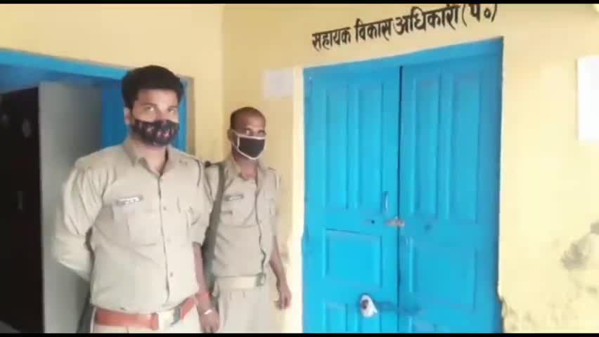 सेवराई: कल होने वाली मतगणना के लिए भदौरा ब्लाक मे बने स्ट्रांगरूम के सुरक्षा के लिए पुलिस की तैनाती की गई #सदस्य #उपचुनाव