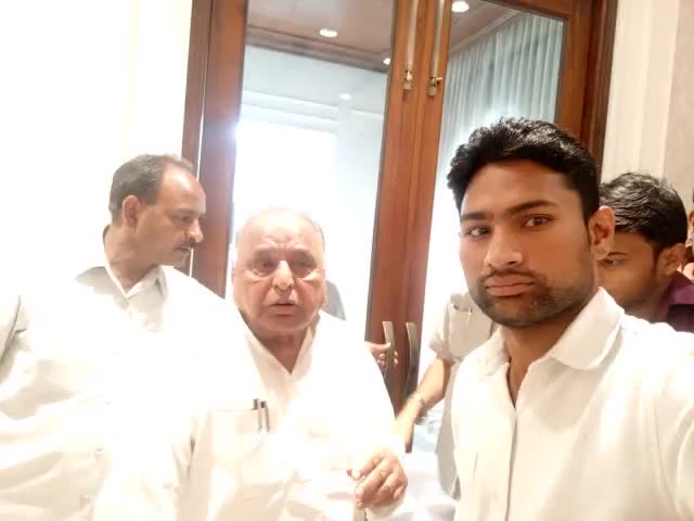 समाजवादी नेता पवन कुमार यादव आदरणीय नेताजी मुलायम सिंह यादव से आशीर्वाद लेते हुए
#samajvadiparty
#pawankumaryadav
