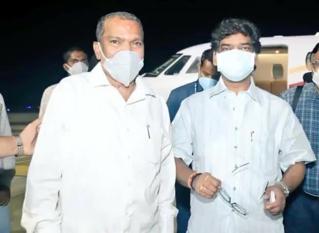 #राँची चेन्नई से इलाज करा कर लौटे शिक्षा मंत्री श्री जगरनाथ महतो।मुख्यमंत्री ने एयरपोर्ट पर उनका किया स्वागत।