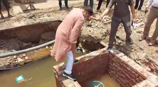 ग्वालियर में जब निर्माण की जांच करने पहुंचे मंत्री प्रदुम्मन तोमर खुद बचे गिरते गिरते बचे#indin #news24 #covid19india