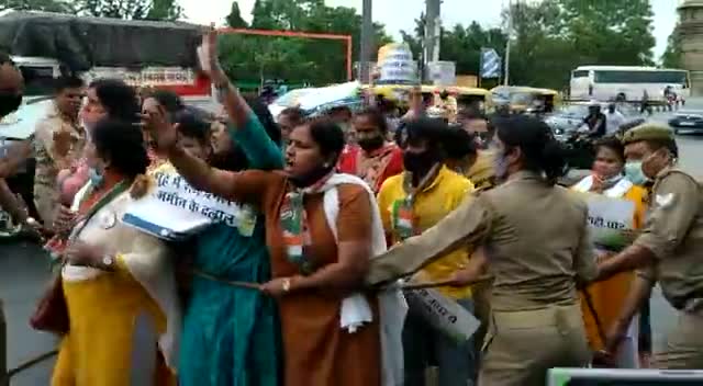 महिला कांग्रेस का यूपी सीएम आवास के बाहर प्रदर्शन
#bjp_का_श्रीराम_को_धोखा
